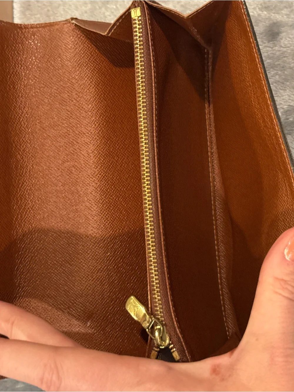LV long snap wallet in very good condition, barely used. With box & dustbag